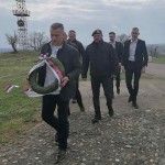 (Српски) Полагање венца погинулима током НАТО агресије испред споменика на Стражевици